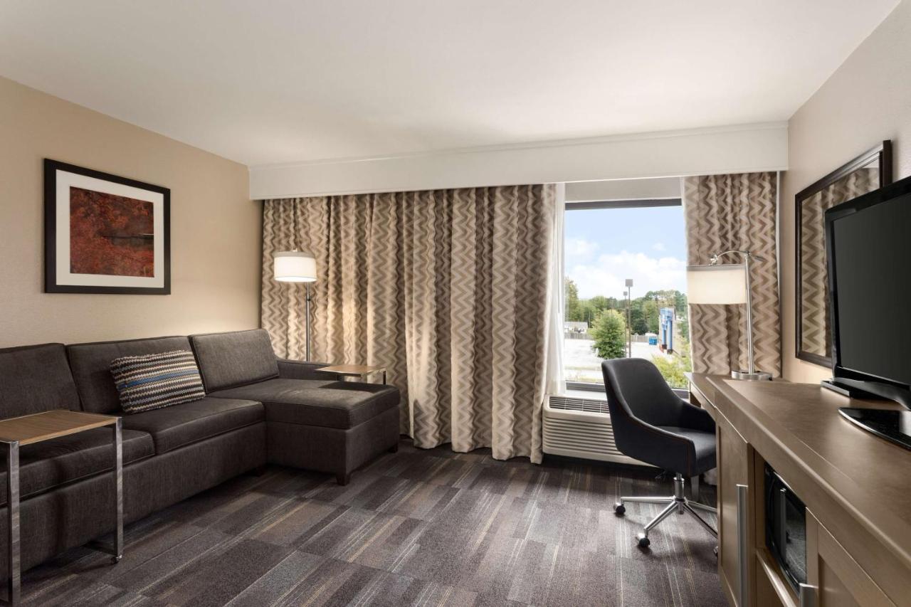 Deluxe King Room with Roll-In Shower- Non-Smoking at Hampton Inn Fort Smith