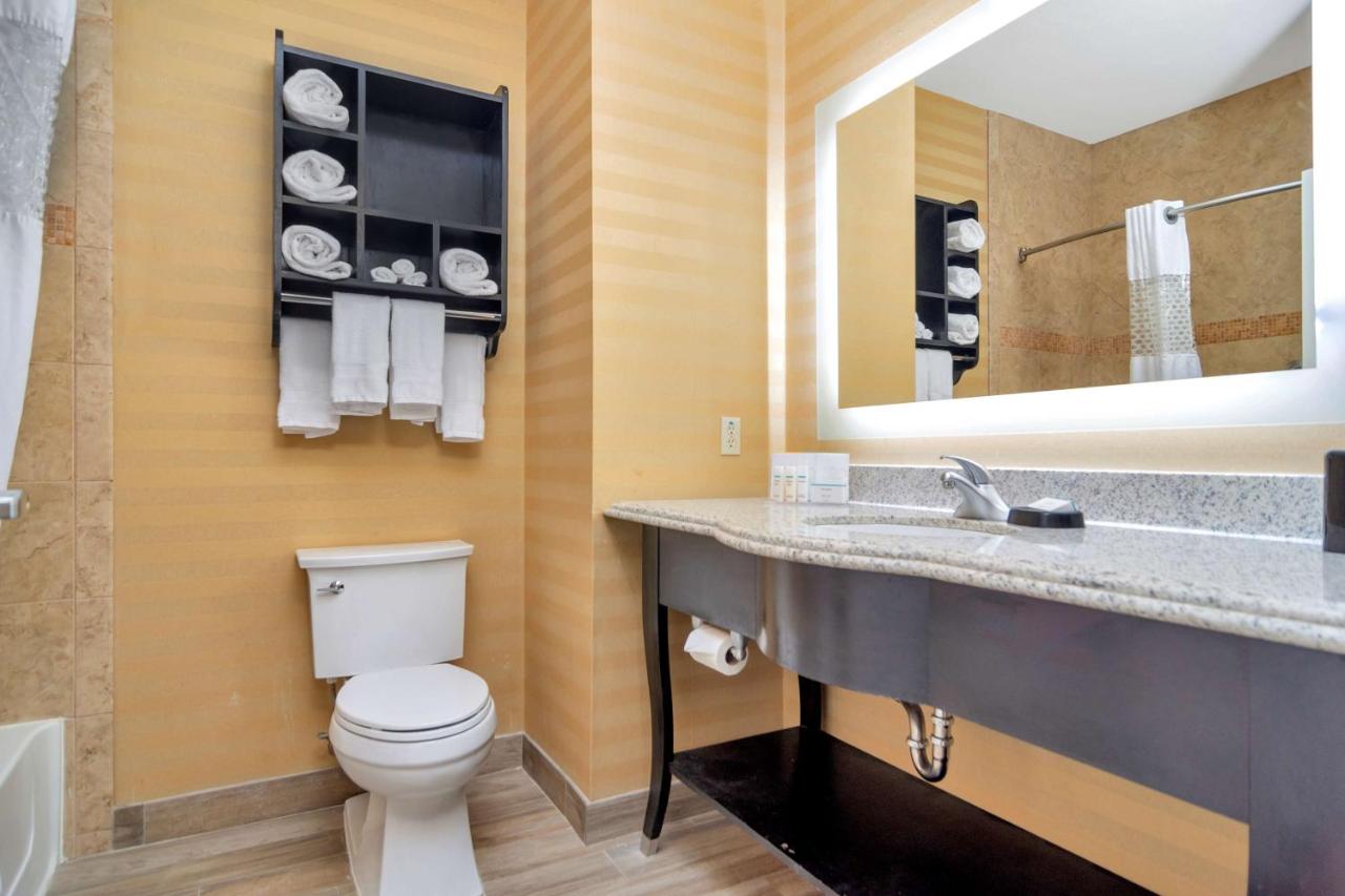 Queen Room - Non-Smoking at Hampton Inn & Suites Fort Worth-Fossil Creek