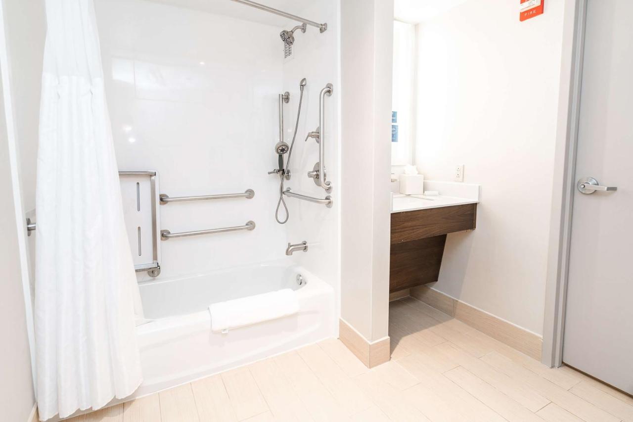King Room with BathTub - Disability Access at Hilton Garden Inn Fairfax