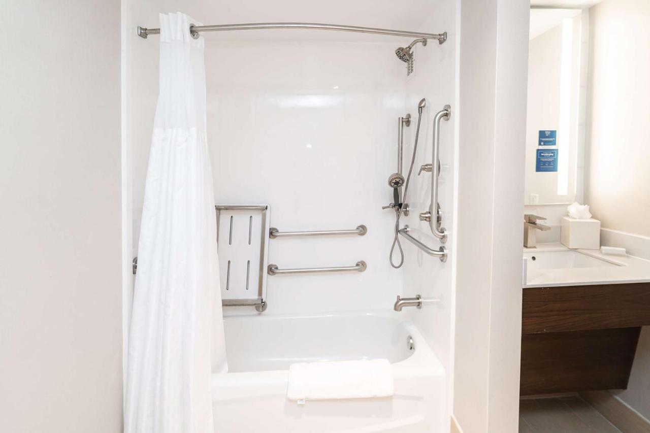 King Room with BathTub - Disability Access at Hilton Garden Inn Fairfax