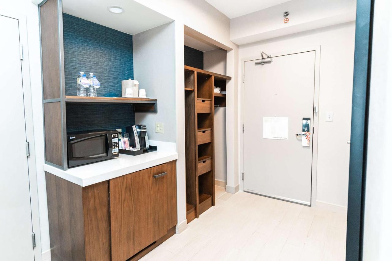 King Room with BathTub - Disability Access at Hilton Garden Inn Fairfax