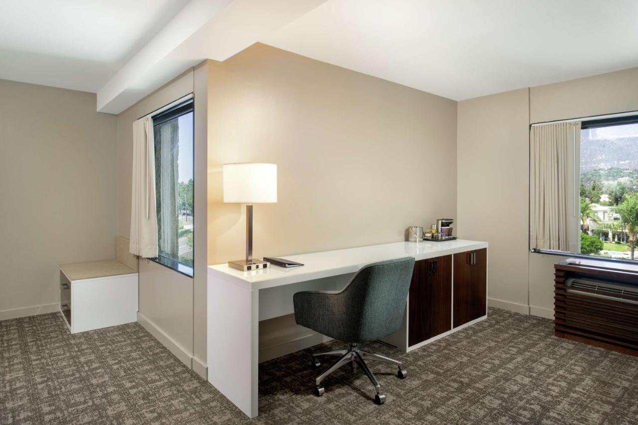 Non-Smoking Large Queen Room at DoubleTree by Hilton Monrovia - Pasadena Area