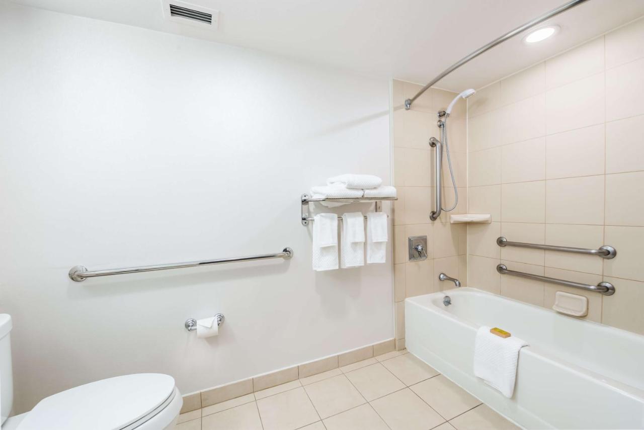 King Room with Bath Tub - Disability/Hearing Access at DoubleTree by Hilton Carson