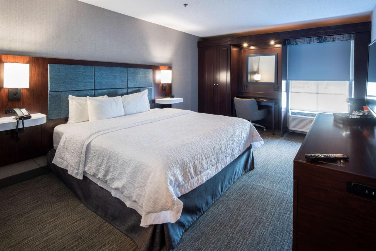 King Room - Hearing Accessible at Hampton Inn & Suites Chicago/Lincolnshire