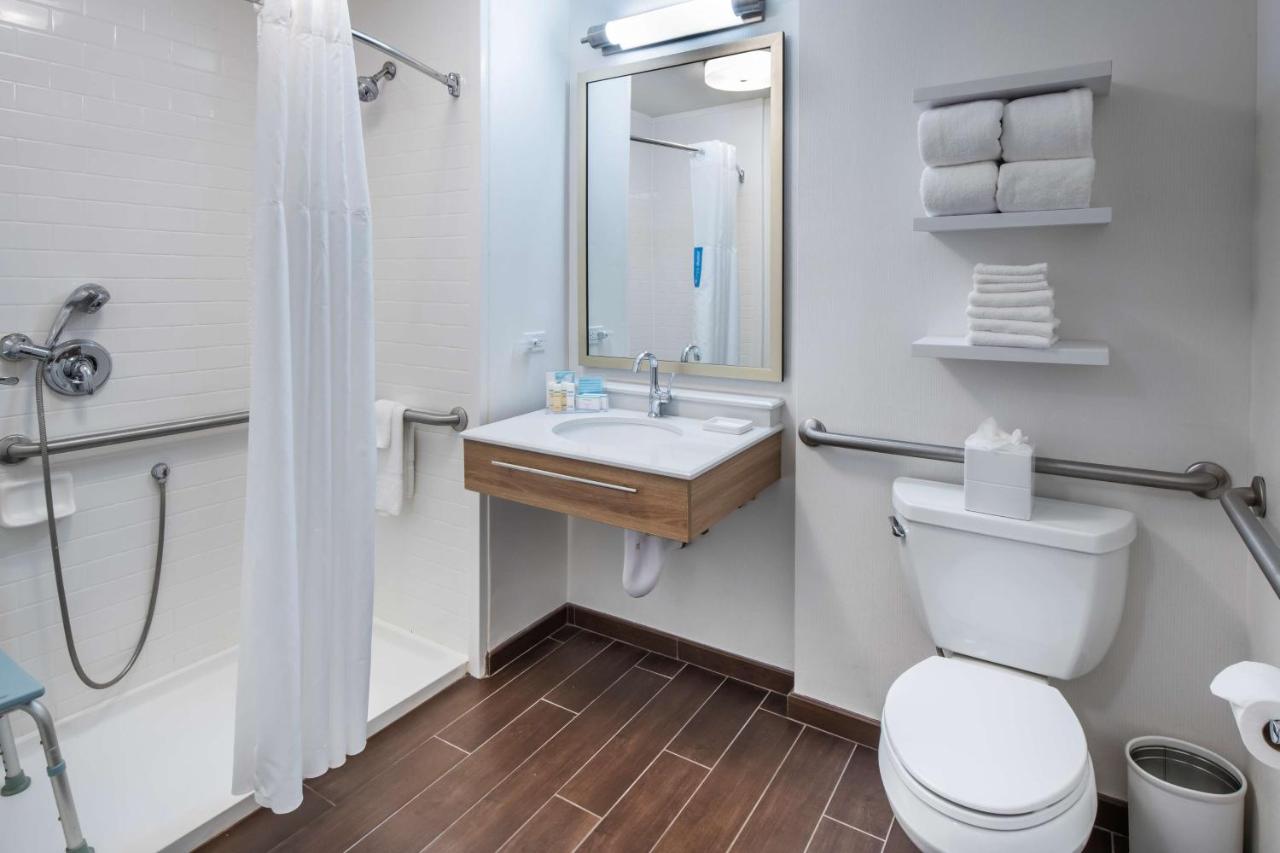 King Room - Hearing Accessible at Hampton Inn & Suites Chicago/Lincolnshire