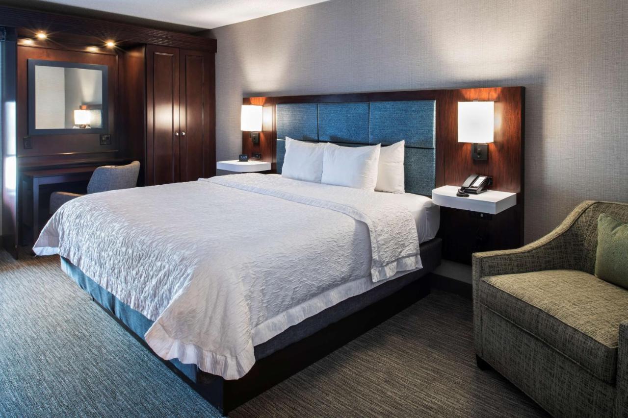 King Room at Hampton Inn & Suites Chicago/Lincolnshire
