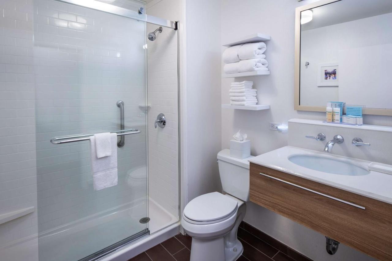 King Room at Hampton Inn & Suites Chicago/Lincolnshire
