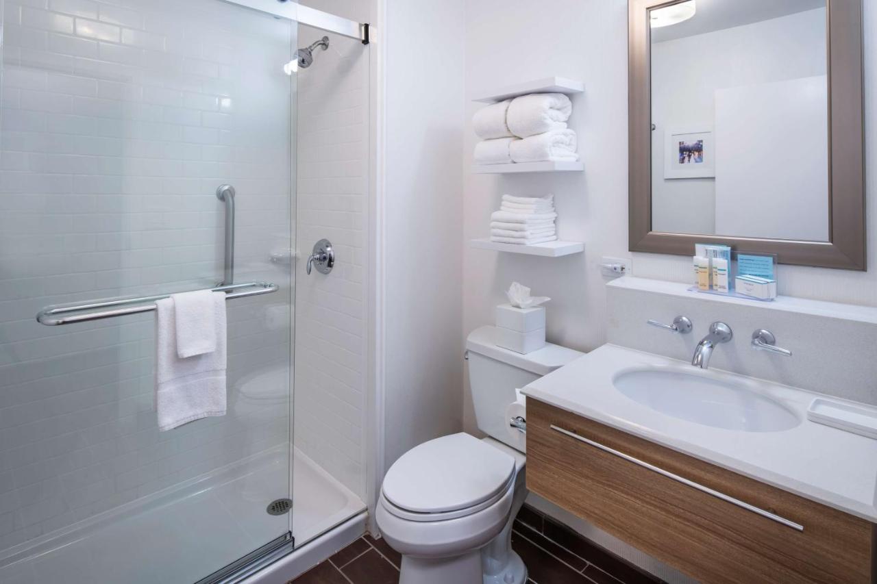 Deluxe King Room at Hampton Inn & Suites Chicago/Lincolnshire