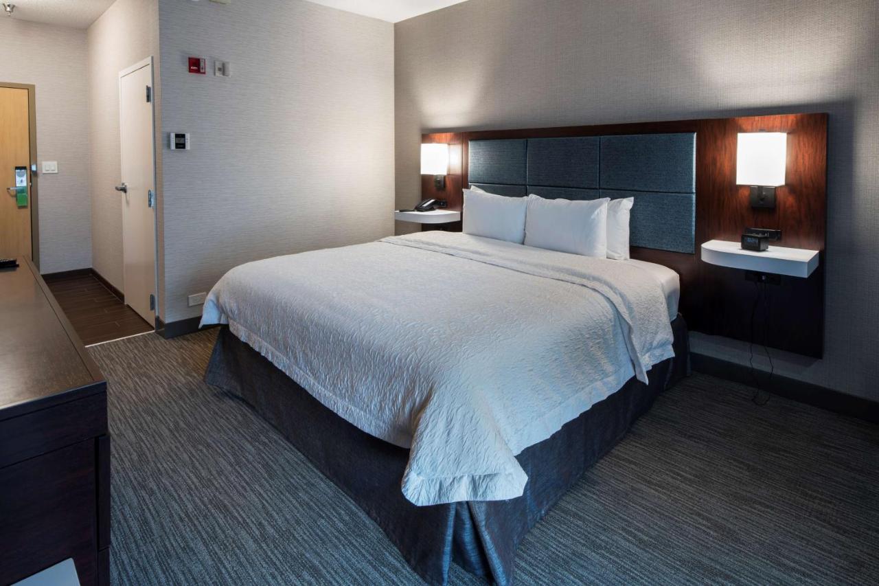King Room with Roll-In Shower - Disability Access at Hampton Inn & Suites Chicago/Lincolnshire