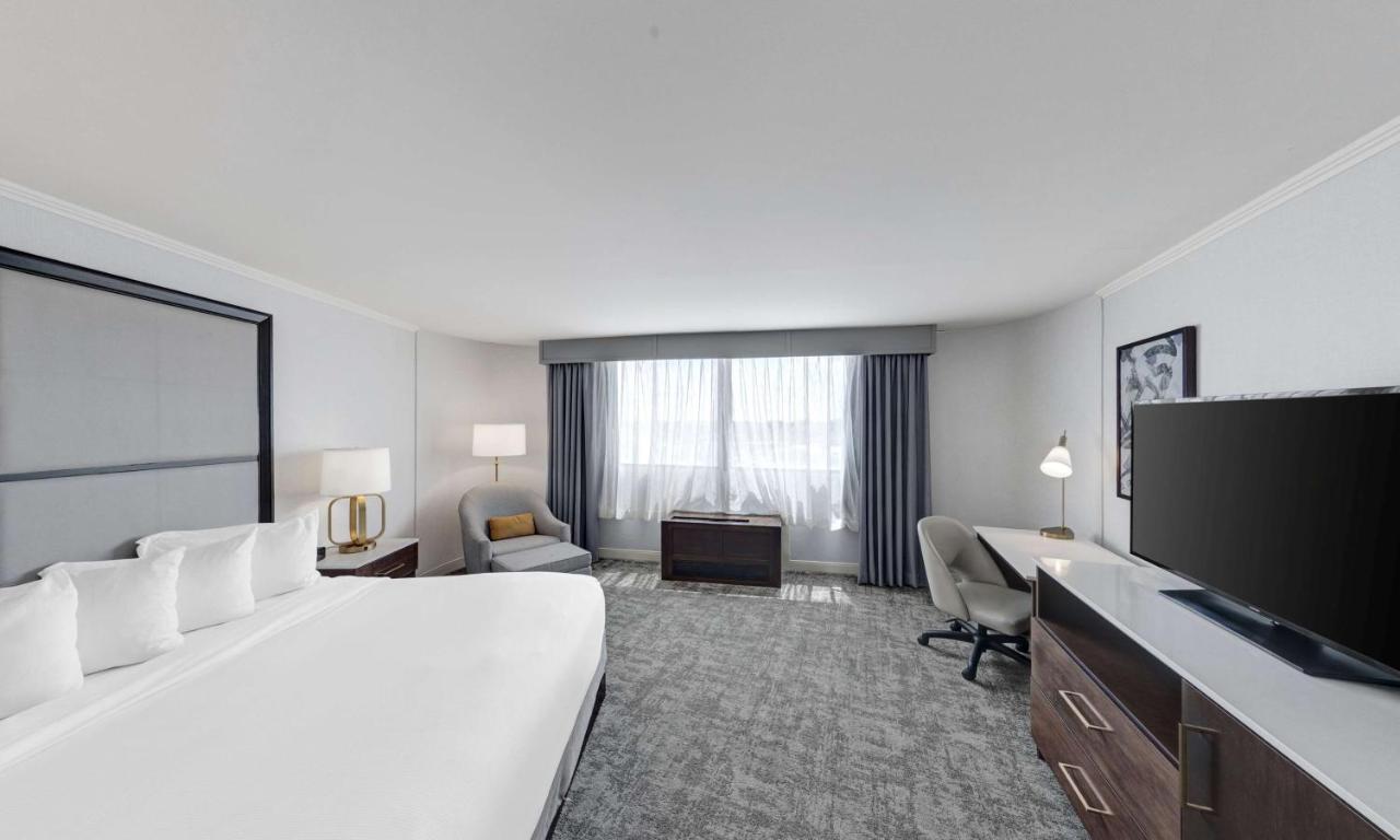 | Hilton Chicago/Oak Lawn