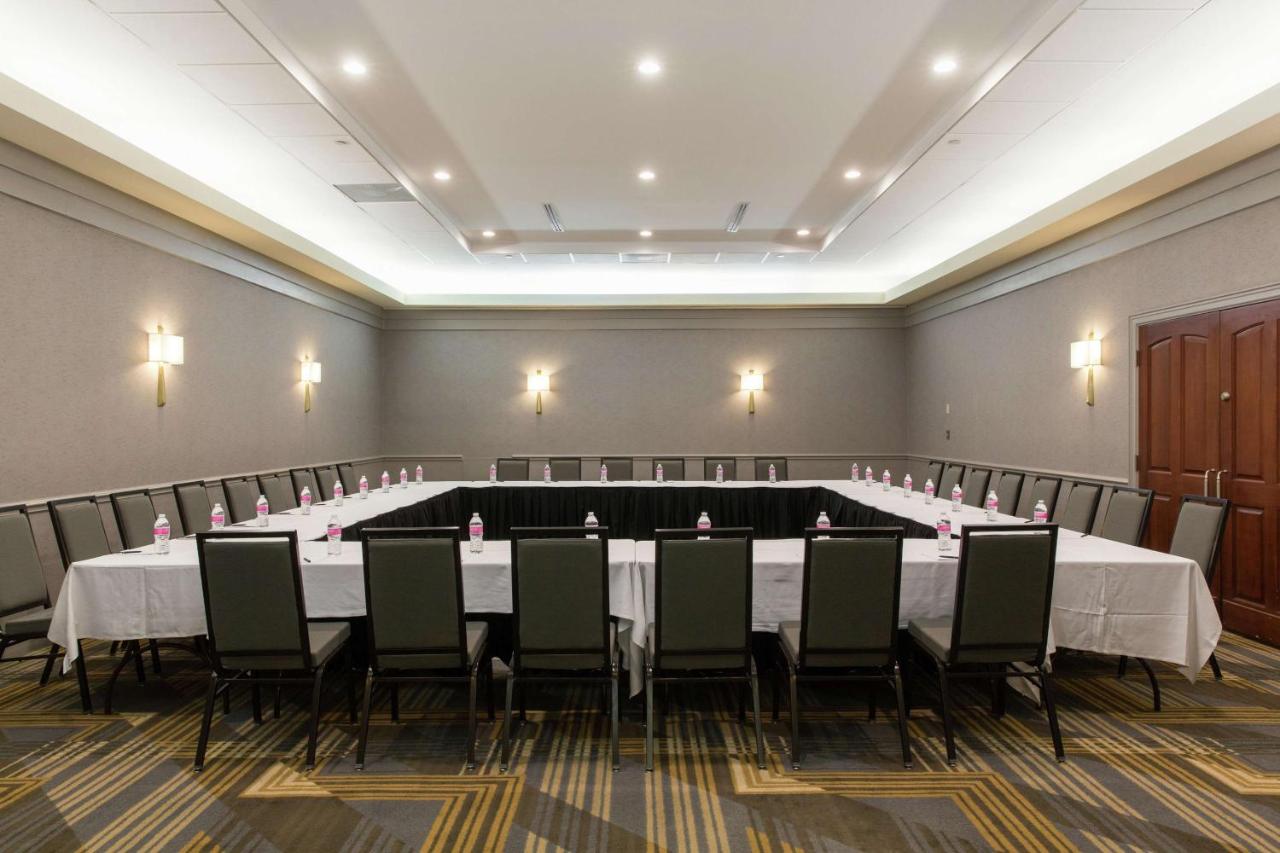 | Hilton Chicago/Oak Lawn