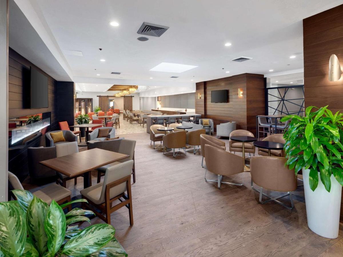 | Hilton Chicago/Oak Lawn