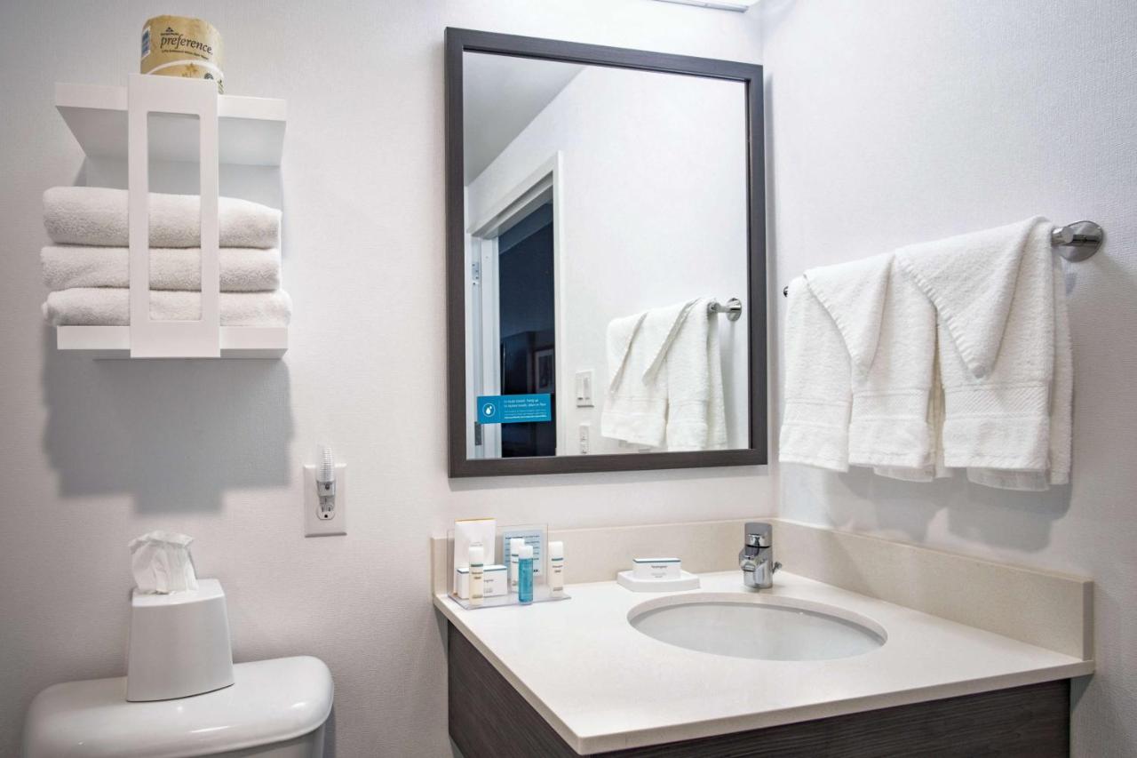 Queen Room - Non-Smoking at Hampton Inn Oklahoma City/Yukon