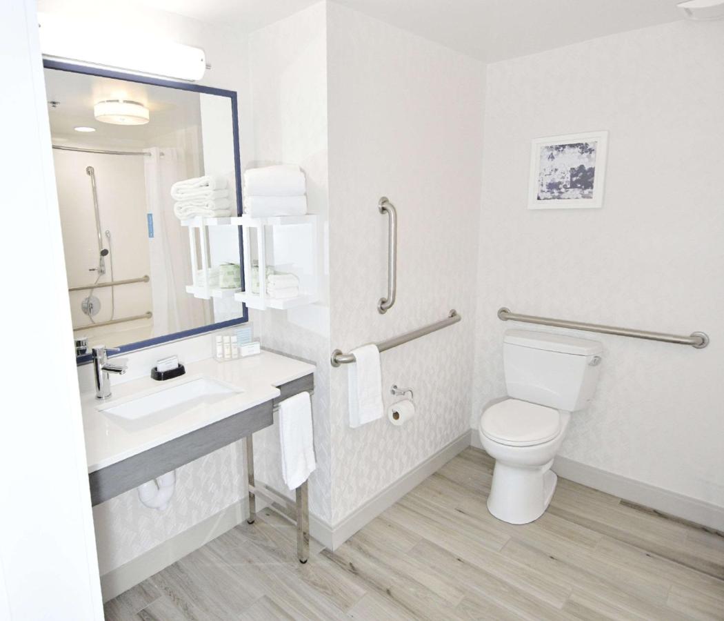 King Room with Bath Tub - Hearing/Disability Access at Hampton Inn Auburn