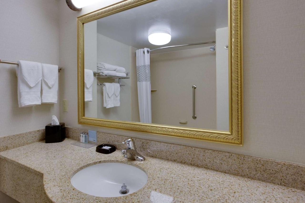 King Room with Bath Tub - Hearing/Disability Access at Hampton Inn Auburn