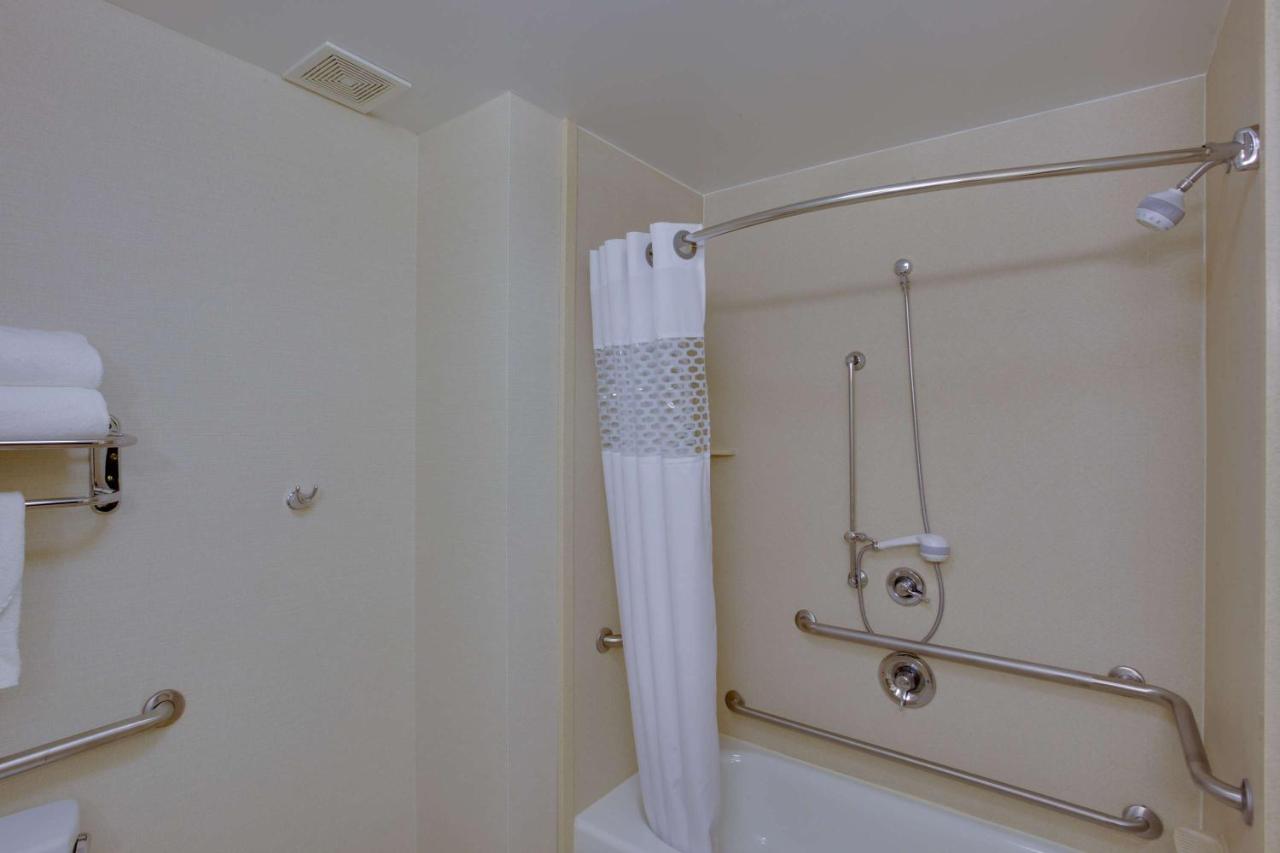 King Room with Bath Tub - Hearing/Disability Access at Hampton Inn Auburn
