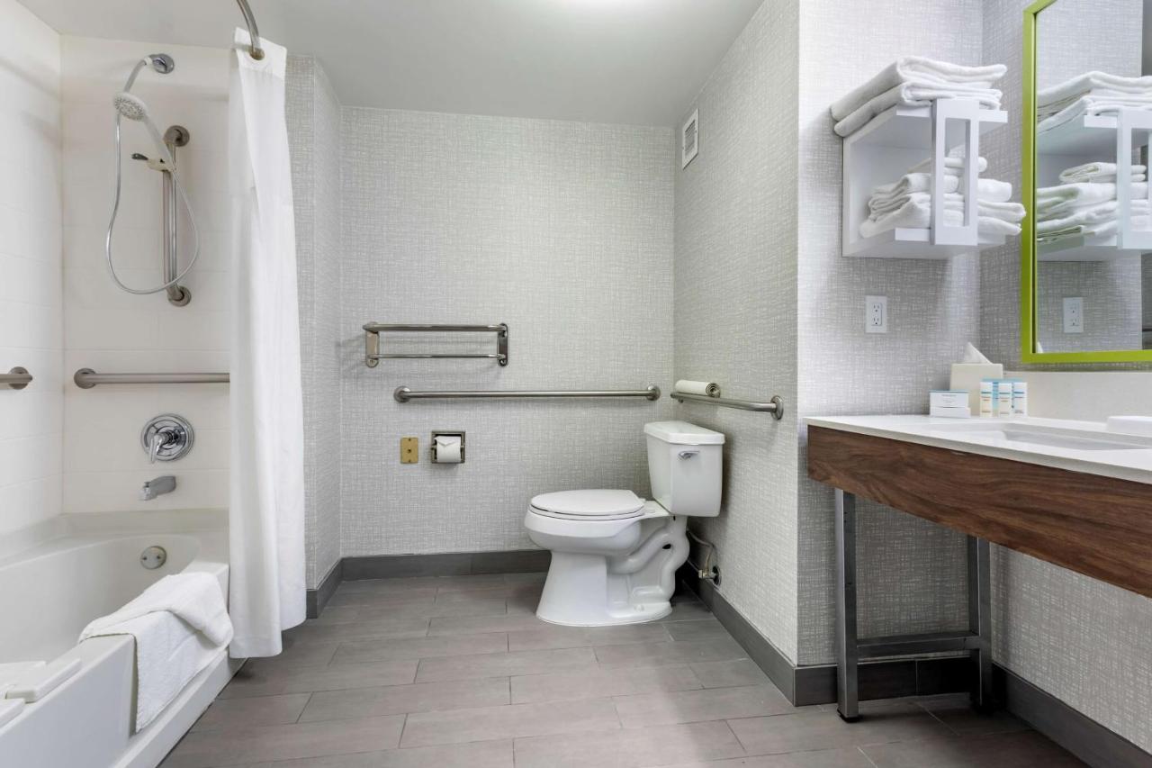 King Room with Bath Tub - Disability Access at Hampton Inn Carlsbad-North San Diego County