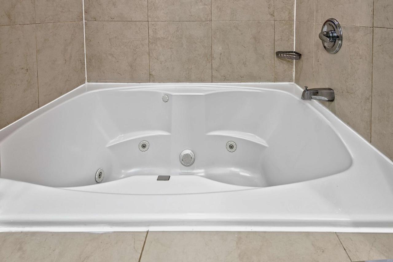 King Room with Spa Bath at Hilton Garden Inn San Antonio Airport