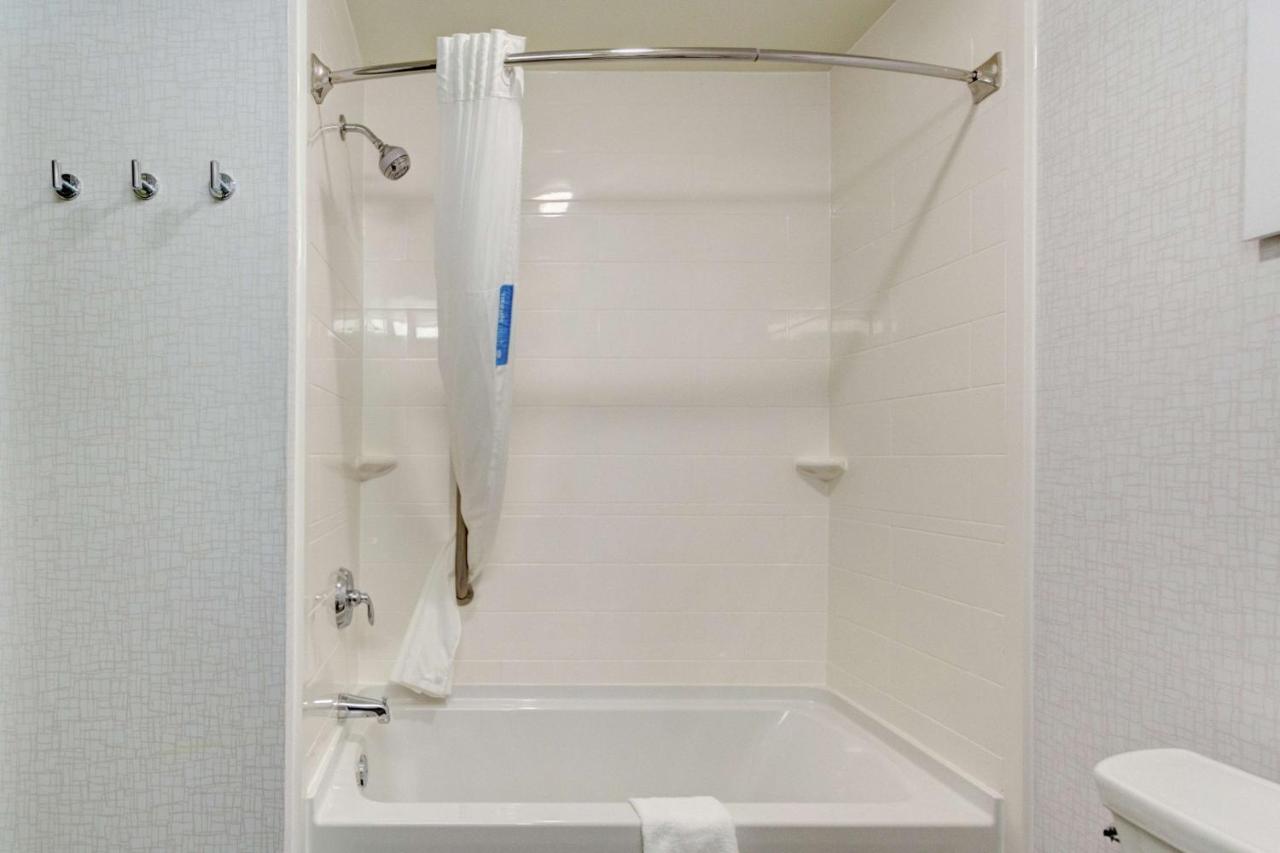 Queen Room with Bath Tub - Non-Smoking at Hampton Inn Salina