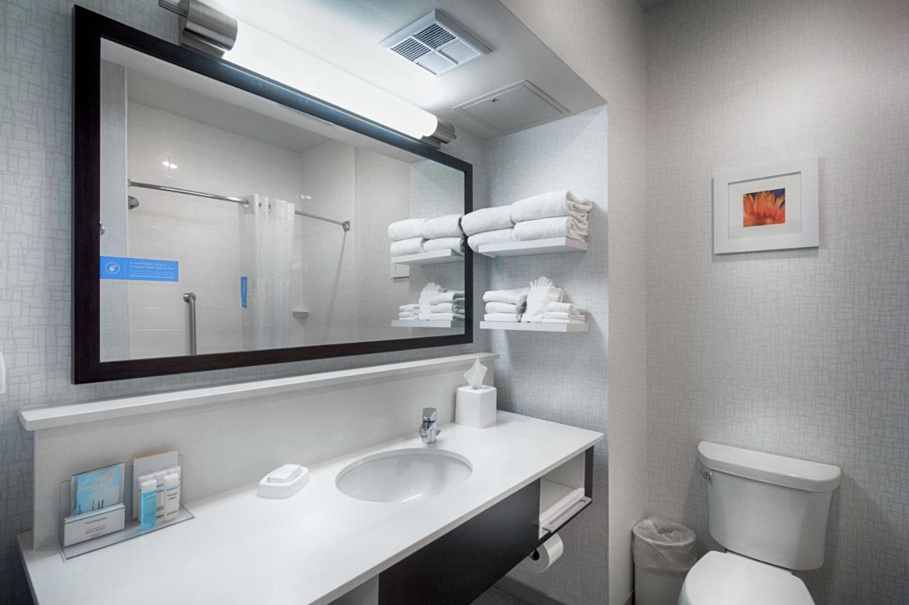 Queen Room with Bath Tub - Non-Smoking at Hampton Inn Salina