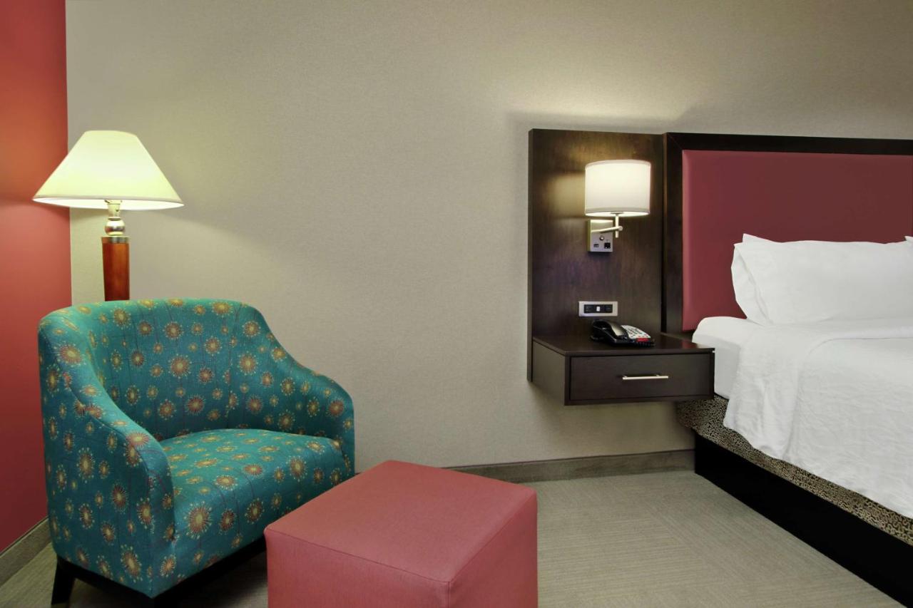 Deluxe King Room at Hilton Garden Inn Sonoma County Airport