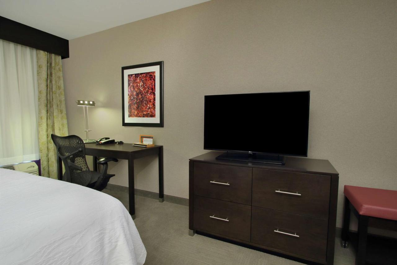 Deluxe King Room at Hilton Garden Inn Sonoma County Airport