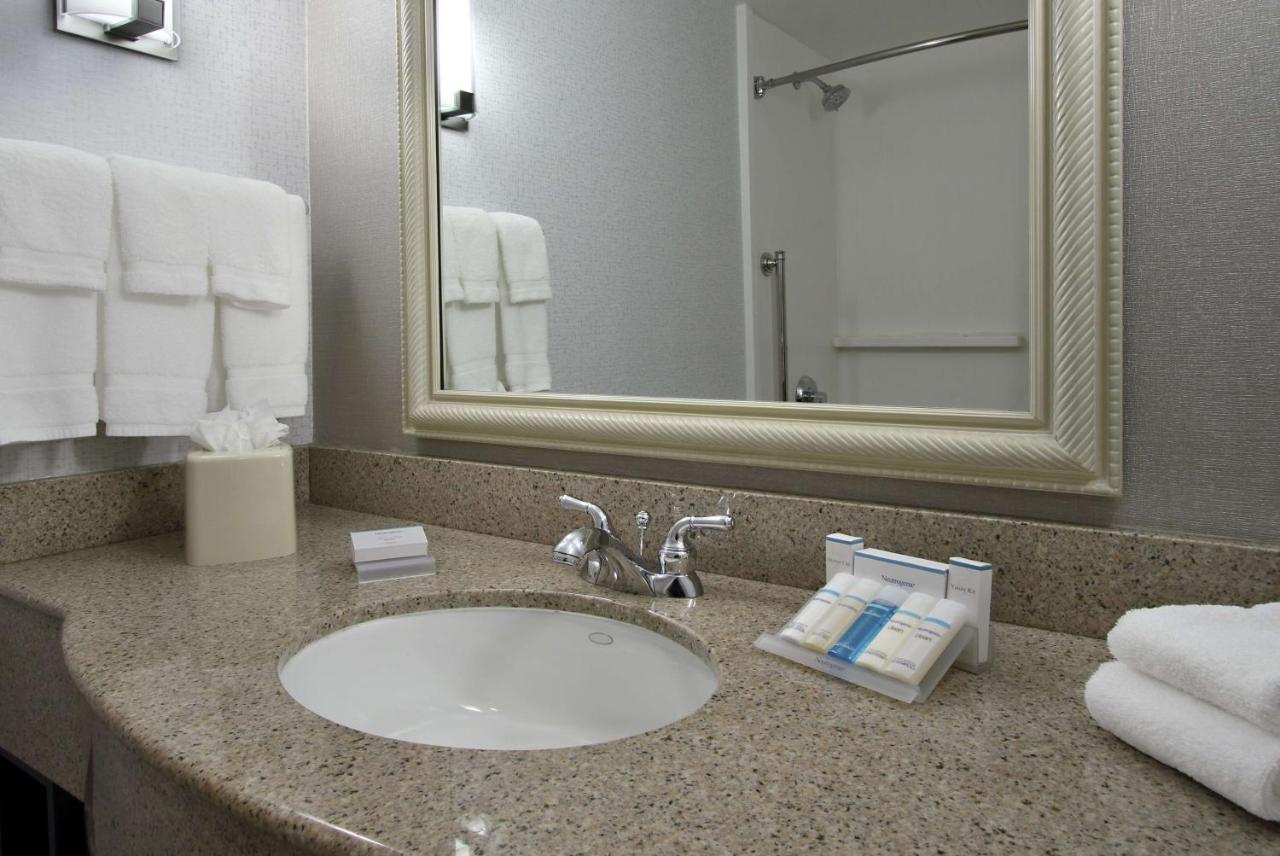 King Corner Room at Hilton Garden Inn Sonoma County Airport