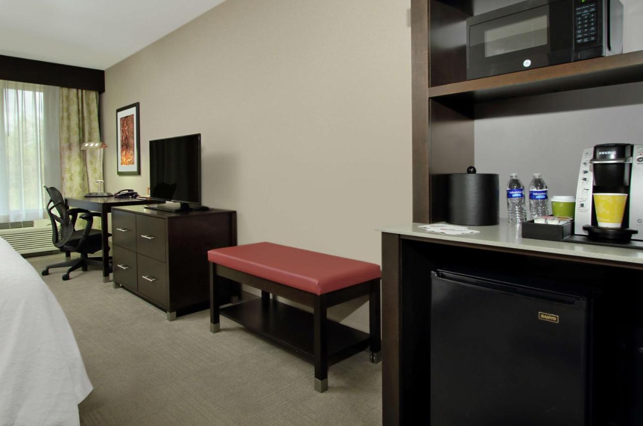 Deluxe King Room at Hilton Garden Inn Sonoma County Airport