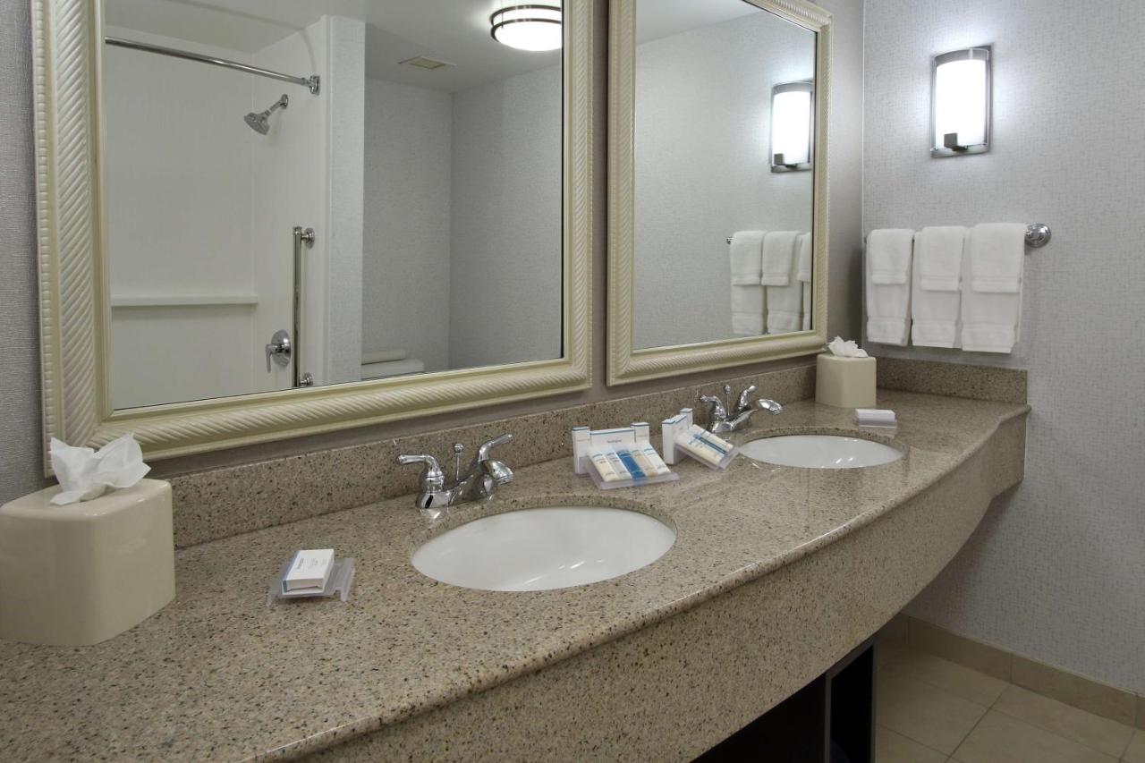 King Corner Room at Hilton Garden Inn Sonoma County Airport