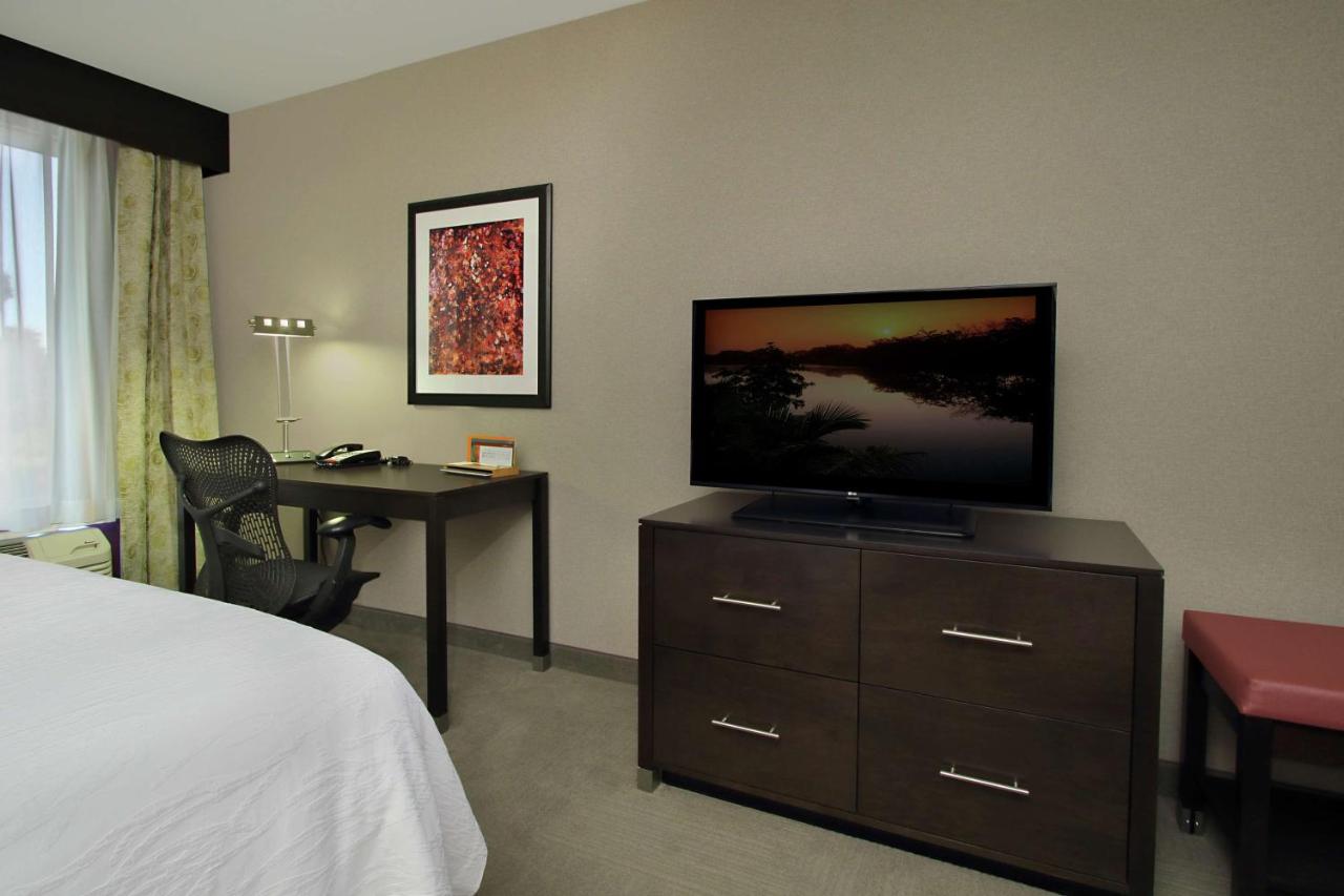 King Room at Hilton Garden Inn Sonoma County Airport