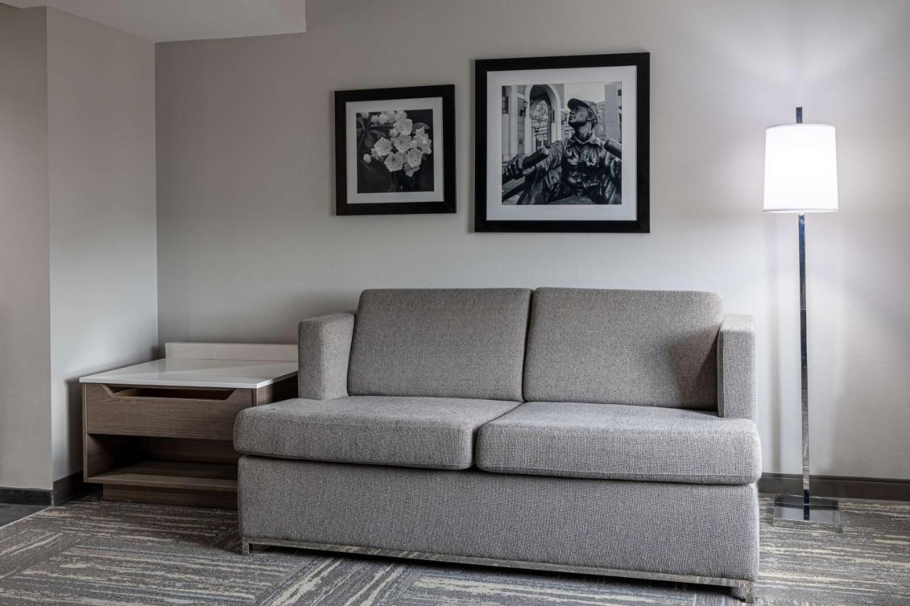 King Room with Study - Non Smoking at Hampton Inn & Suites Knoxville-Downtown