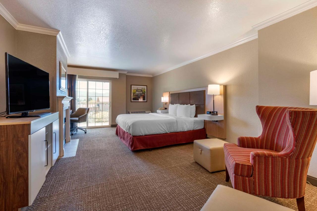 King Room with Bath Tub - Disability Access - Non-Smoking at Hampton Inn Ukiah CA