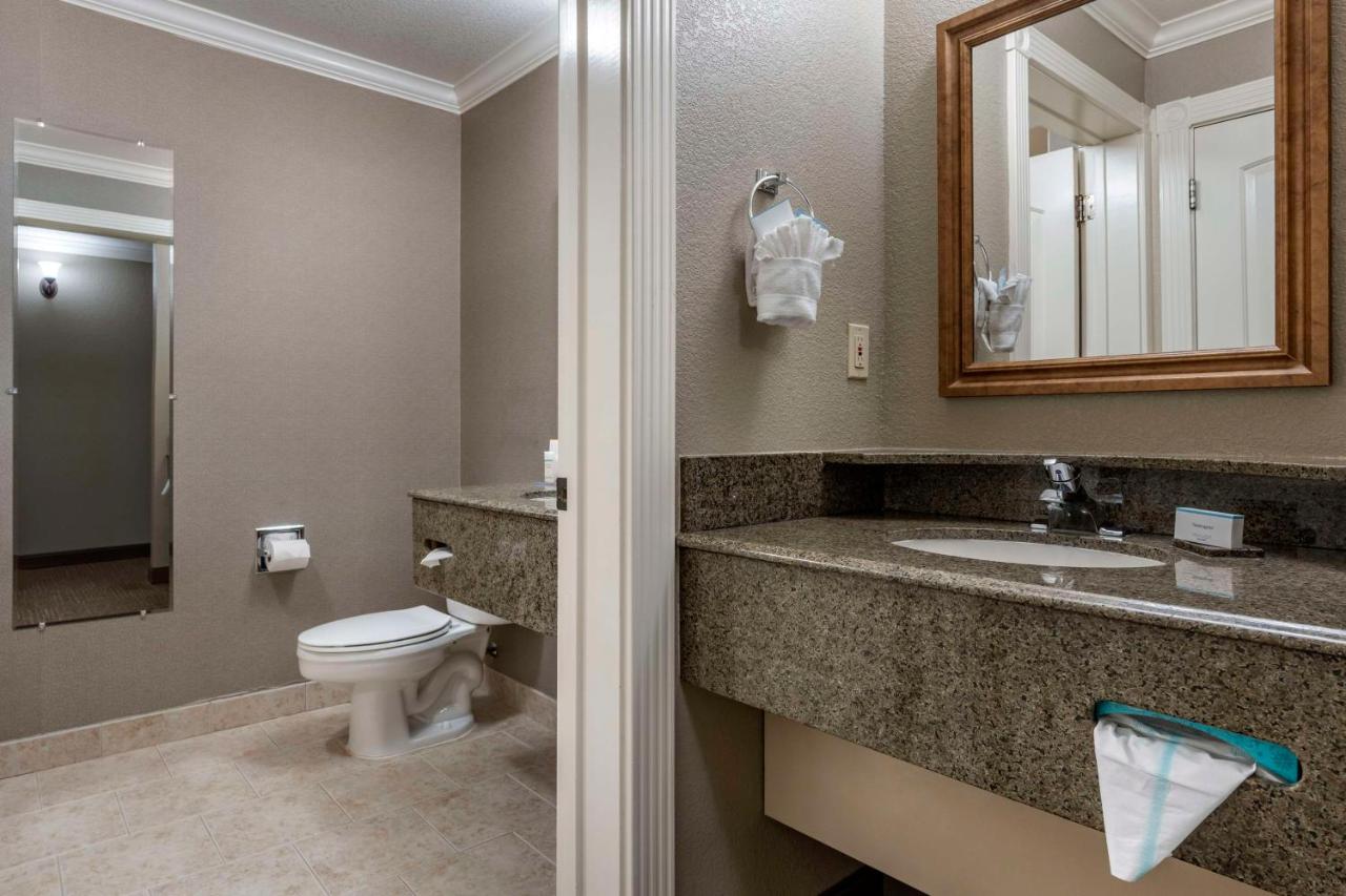 Queen Room with Two Queen Beds (4 Adults) at Hampton Inn Ukiah CA