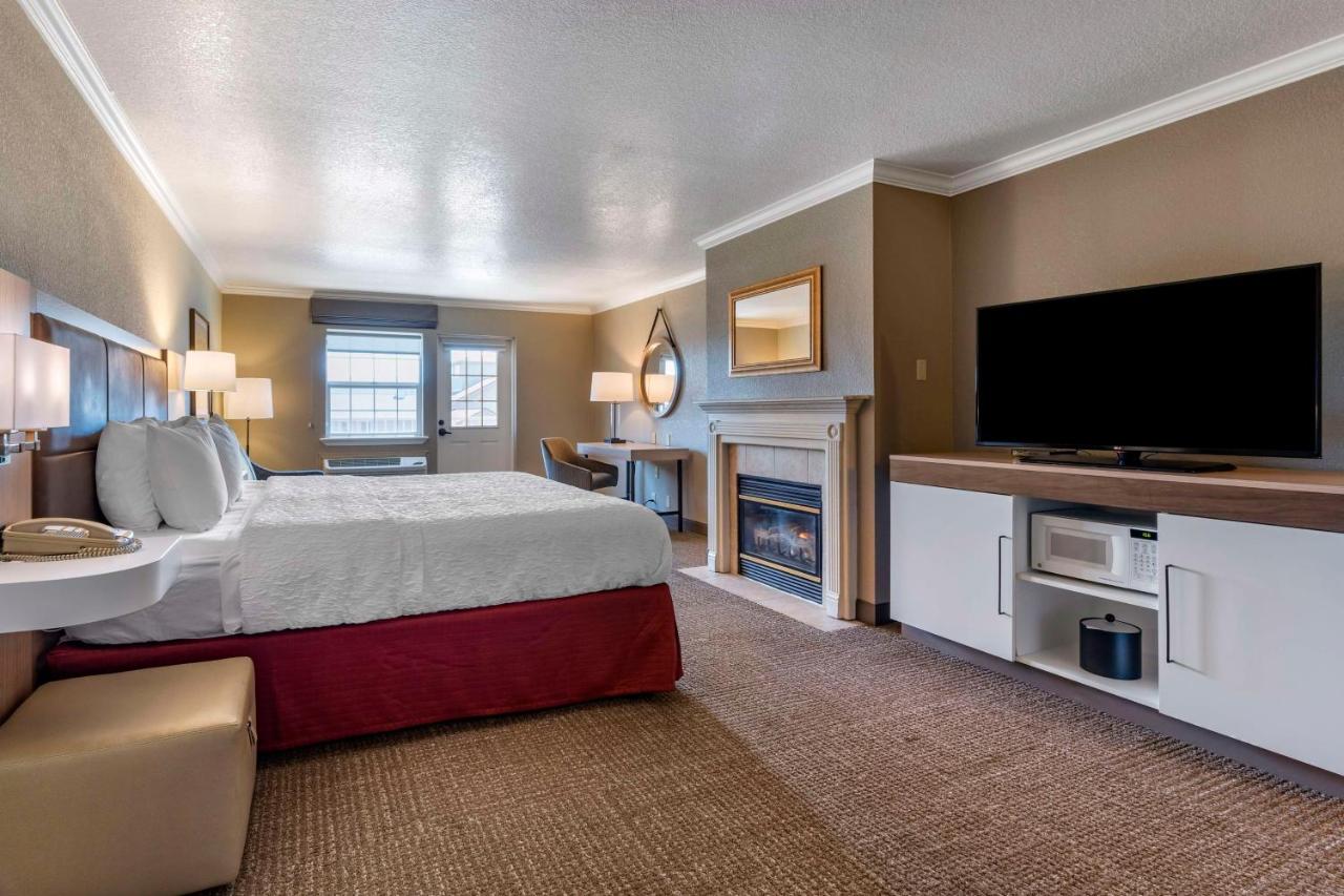 King Studio with Sofa Bed - Non-Smoking at Hampton Inn Ukiah CA