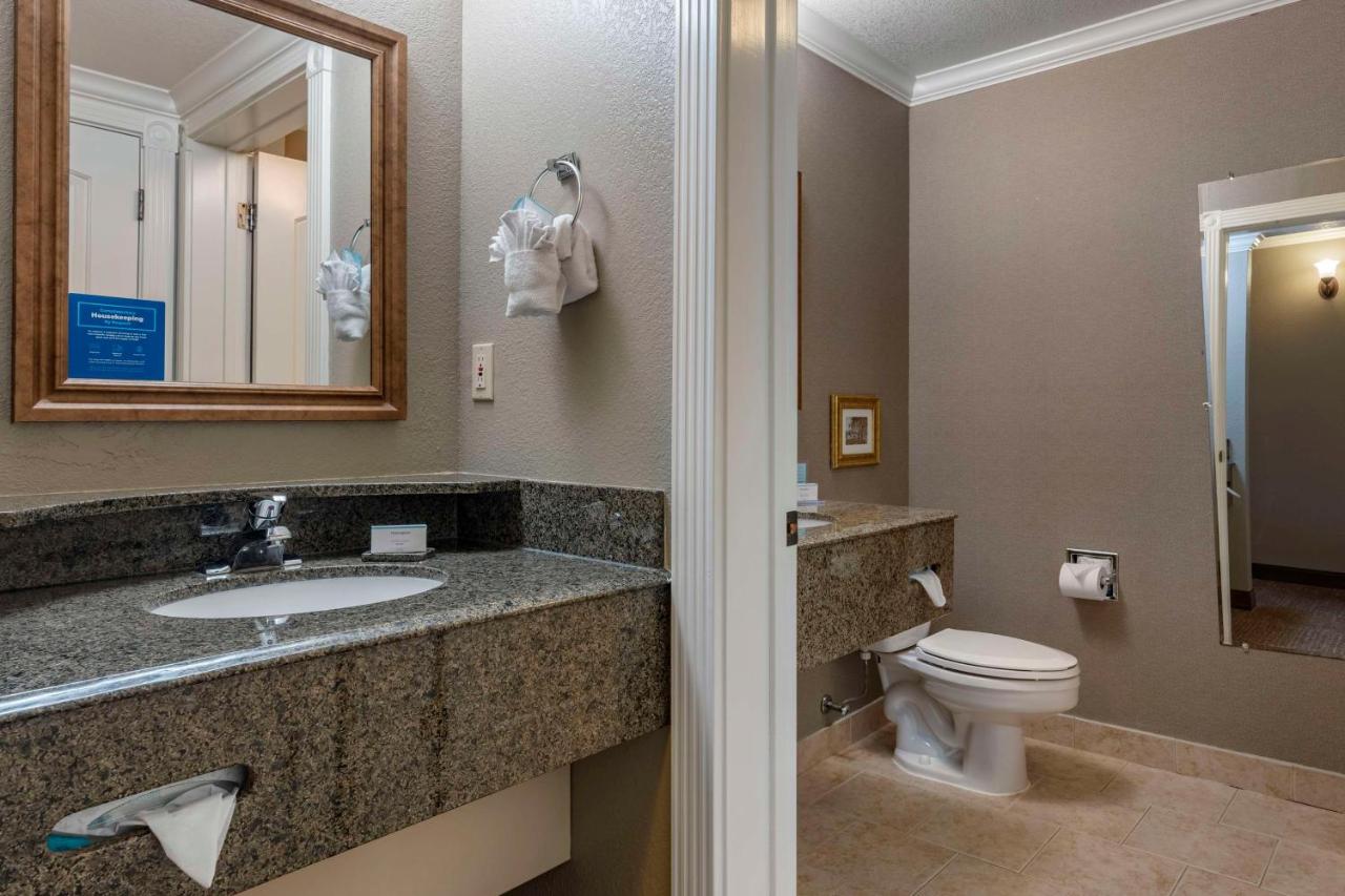 Queen Room with Two Queen Beds and Balcony - Non-Smoking at Hampton Inn Ukiah CA