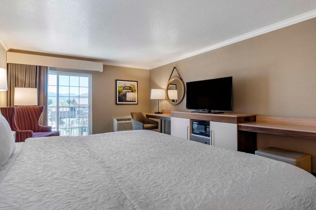 King Room with Balcony - Non-Smoking at Hampton Inn Ukiah CA