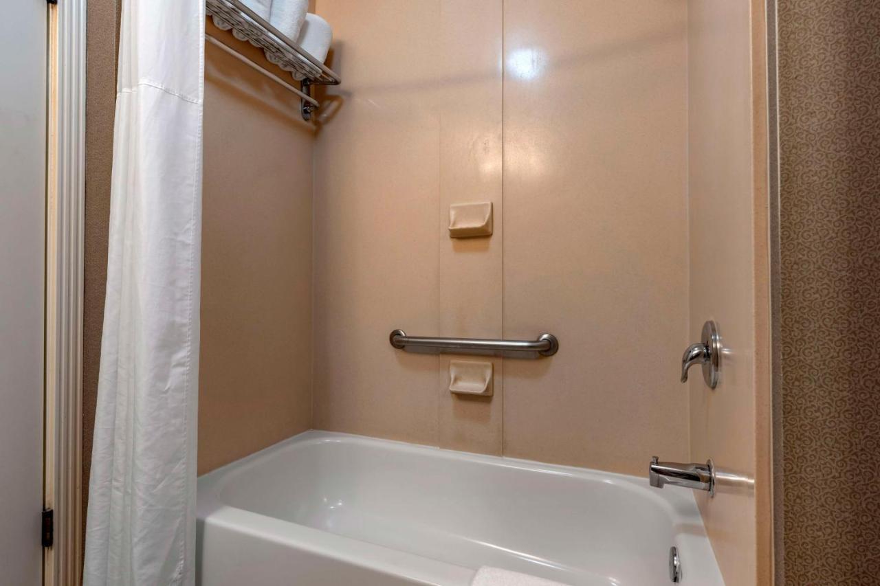 King Room with Pool View - Non-Smoking at Hampton Inn Ukiah CA