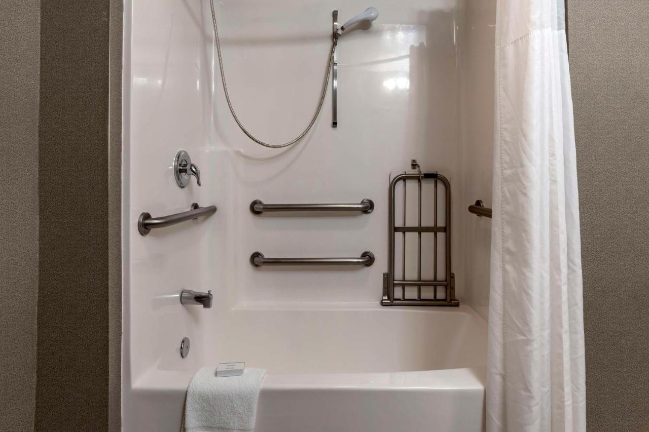 King Room with Bath Tub - Disability Access - Non-Smoking at Hampton Inn Ukiah CA