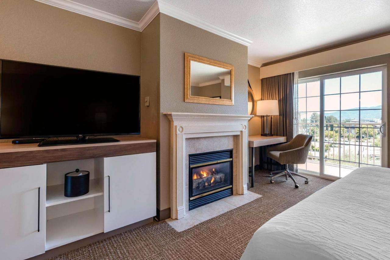 King Room with Bath Tub - Disability Access - Non-Smoking at Hampton Inn Ukiah CA