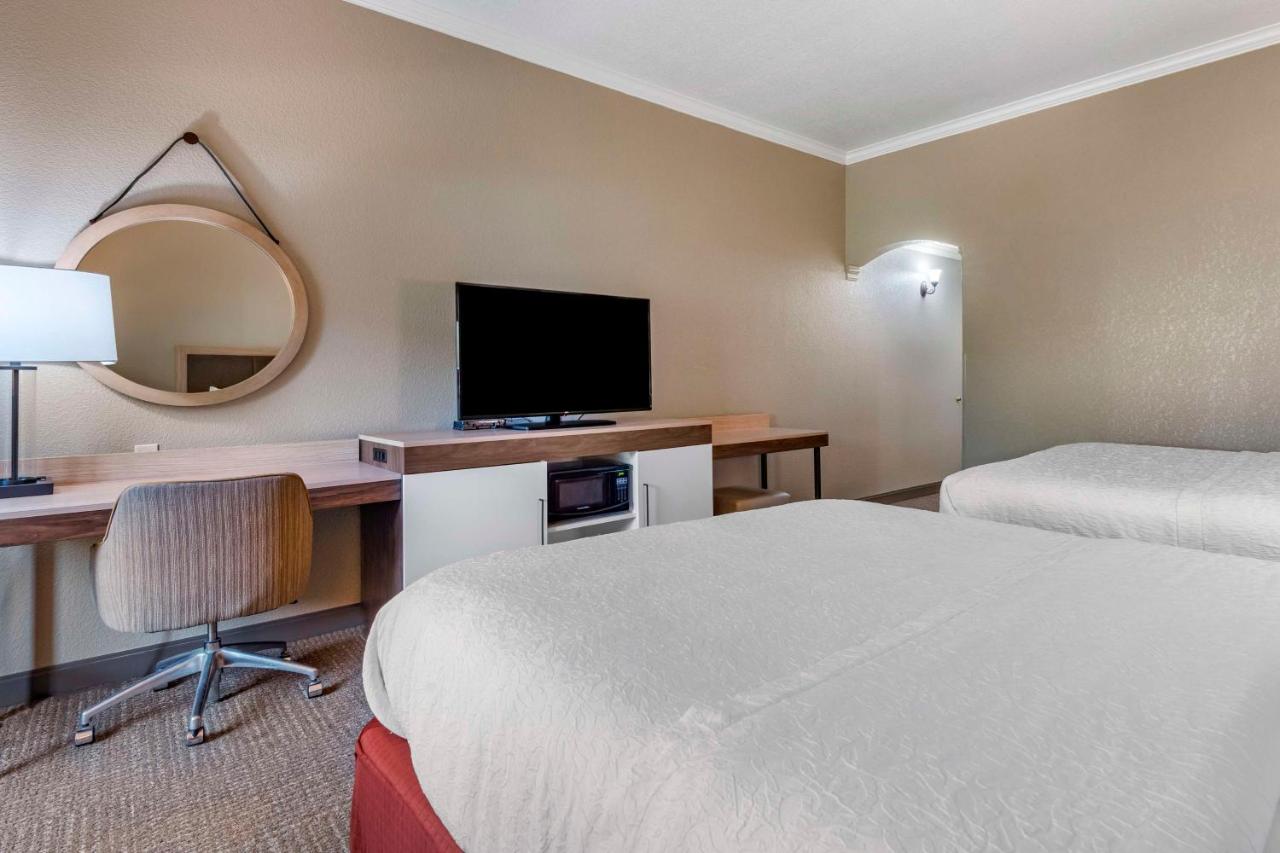 Queen Room with Two Queen Beds with City View  at Hampton Inn Ukiah CA