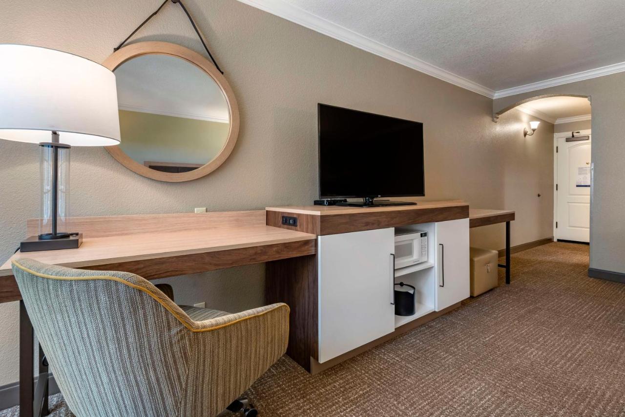 Queen Room with Two Queen Beds (4 Adults) at Hampton Inn Ukiah CA