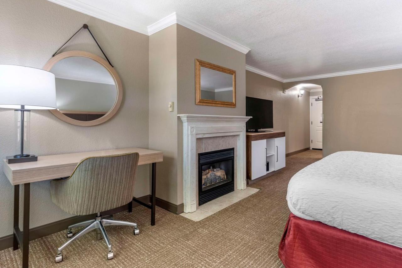 King Room with Pool View - Non-Smoking at Hampton Inn Ukiah CA