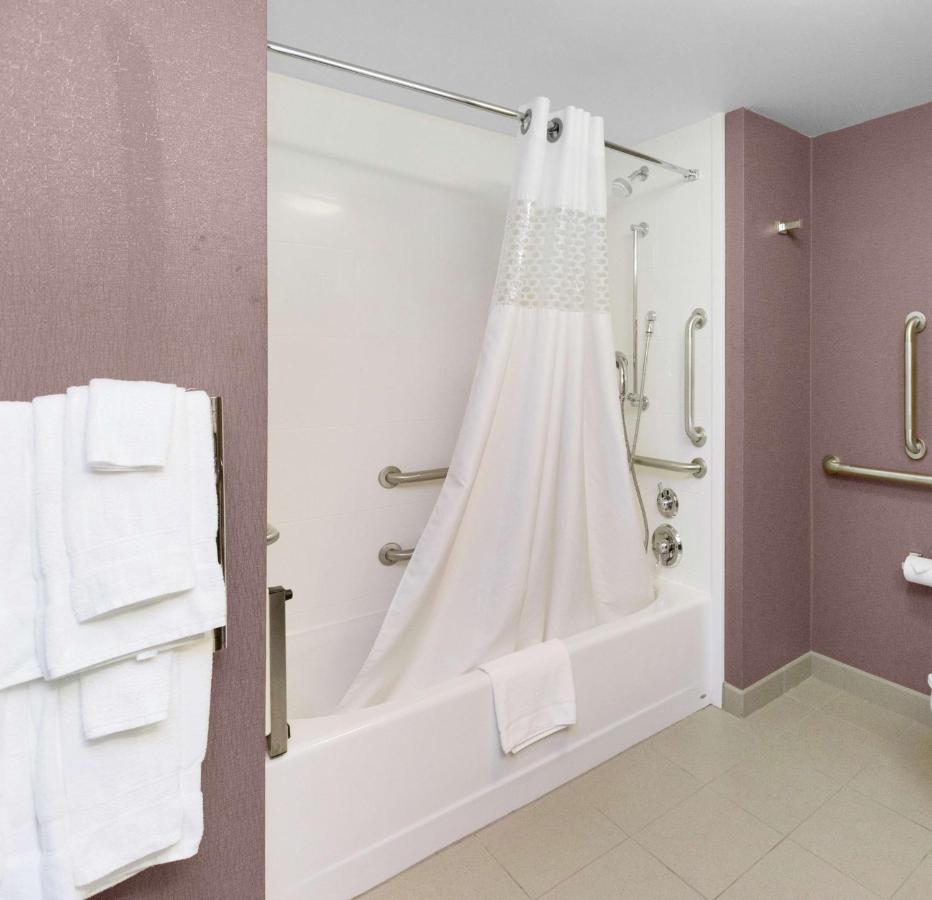 King Room - Hearing Disability Access/Non-Smoking at Hampton Inn Butler