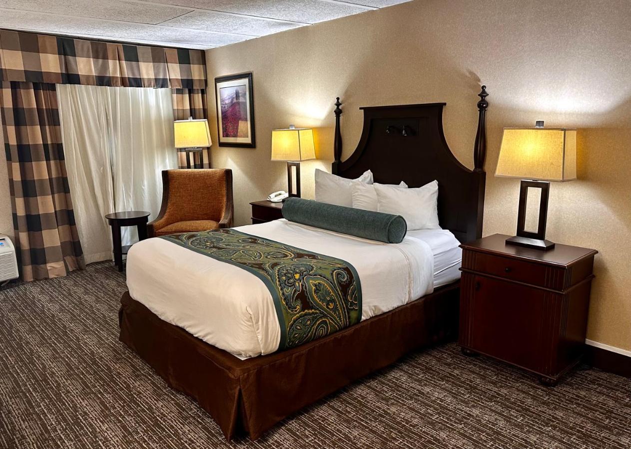 Queen Room with Bath Tub - Disability Access/Non-Smoking at Red Lion Hotel Harrisburg Hershey