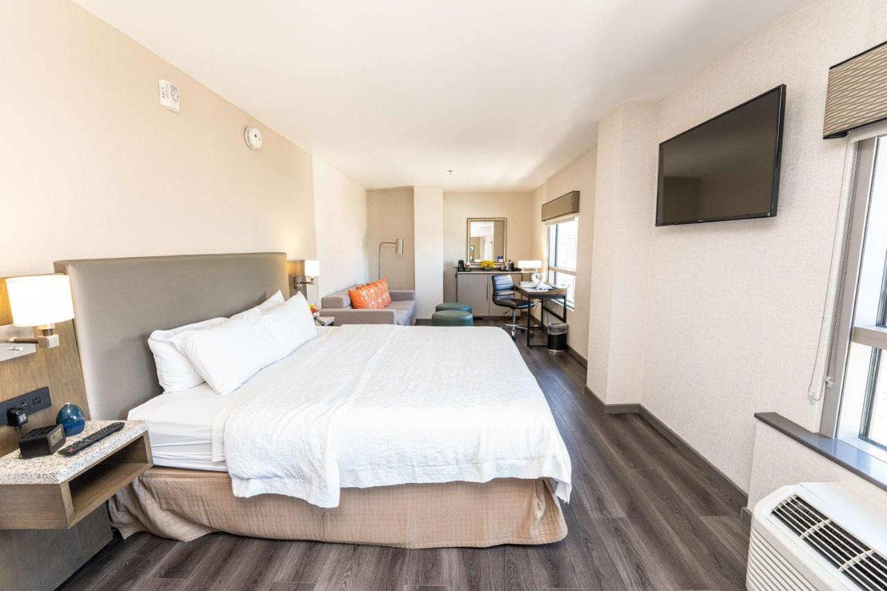 Deluxe King Room with Sofa Bed at Hampton Inn San Francisco Downtown/Convention Center
