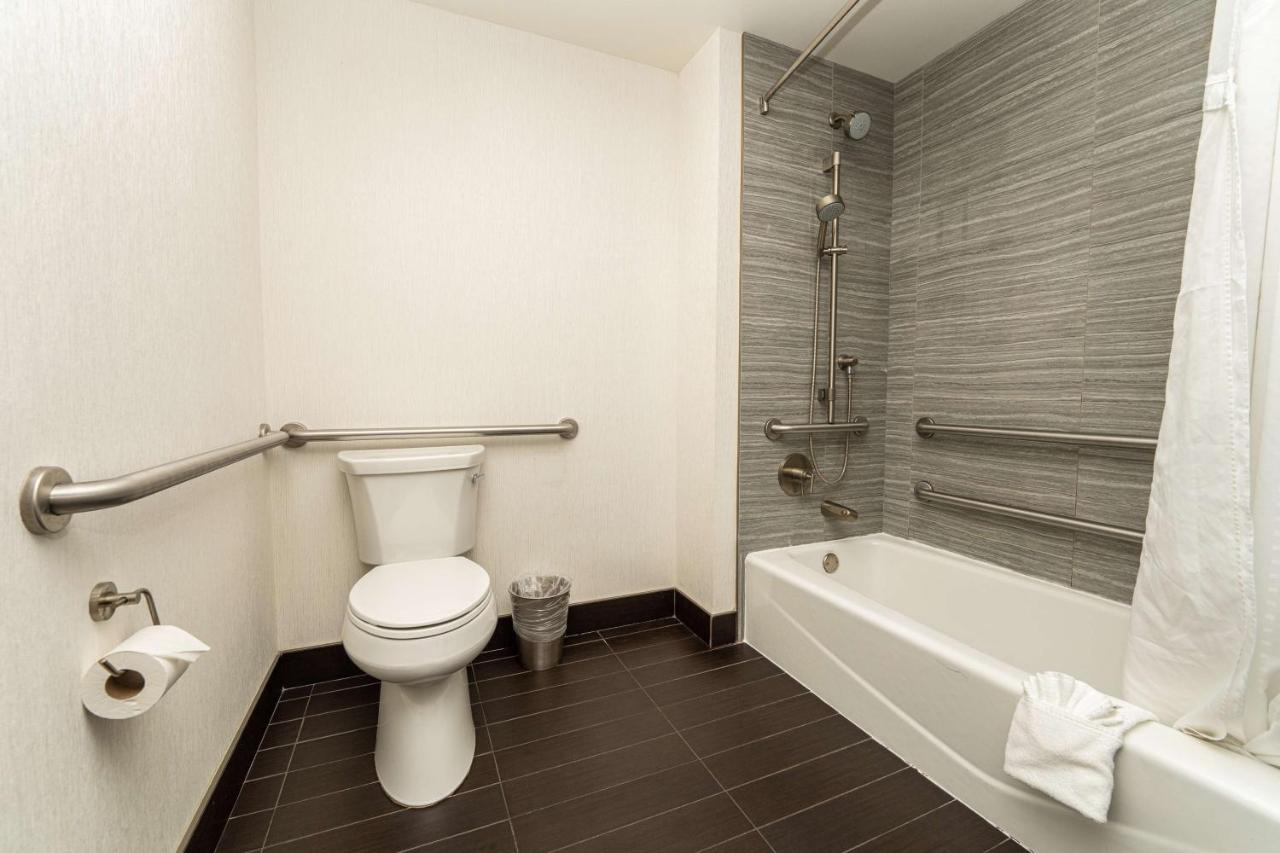 Deluxe King Room with City View at Hampton Inn San Francisco Downtown/Convention Center