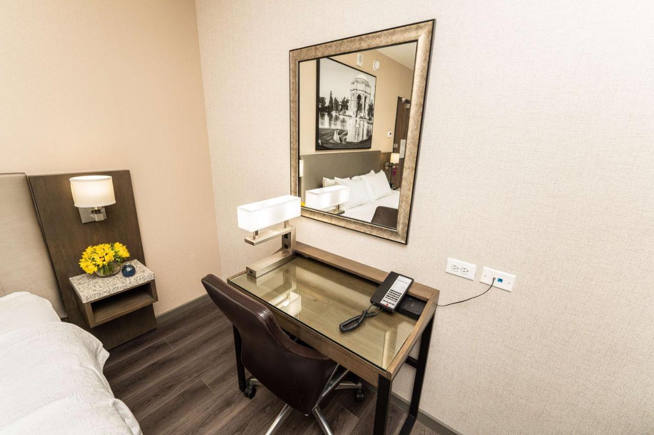 King Room - Mobility Accessible with Bathtub at Hampton Inn San Francisco Downtown/Convention Center