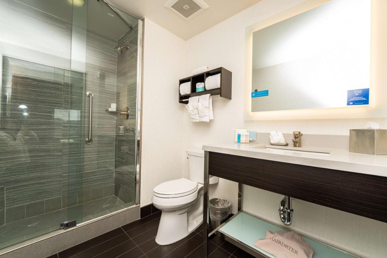 Deluxe King Room with City View at Hampton Inn San Francisco Downtown/Convention Center