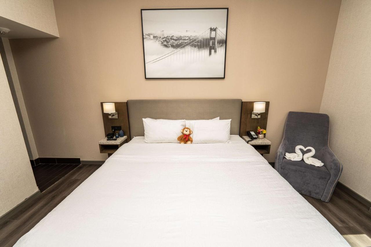 Deluxe King Room with City View at Hampton Inn San Francisco Downtown/Convention Center