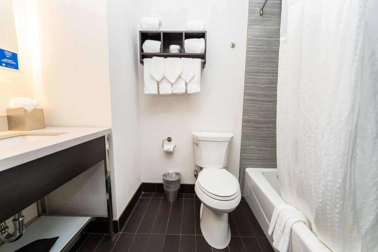 Deluxe Queen Room with Two Queen Beds at Hampton Inn San Francisco Downtown/Convention Center